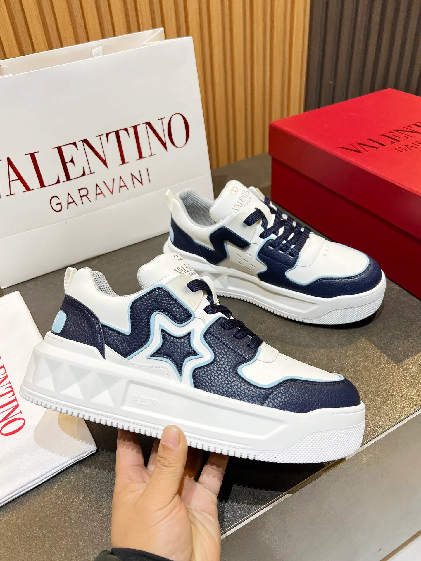 👟👟Ex-factory price 660👟👟 𝑽𝒂𝒍𝒆𝒏𝒕𝒊𝒏𝒐Valentino 𝑶𝒏𝒆𝑺𝒕𝒖𝒅 Couple casual sports shoes series Valentino 2024 new couple sports shoes are on sale. The original ZP was purchased and dismantled. Repeated pattern making and modification. I tried my best to restore it one to one! Top luxury masterpiece Signature five-pointed star design Soft and comfortable genuine leather with contrasting colors brings excellent and elegant texture and excellent on-foot comfort Top purchasing version upper: imported calfskin surface/original oil edge craftsmanship Outsole: original development 𝐓𝐏𝐔 two-color combination outsole Packaging: original configuration complete package Code number: 34-𝟒𝟓